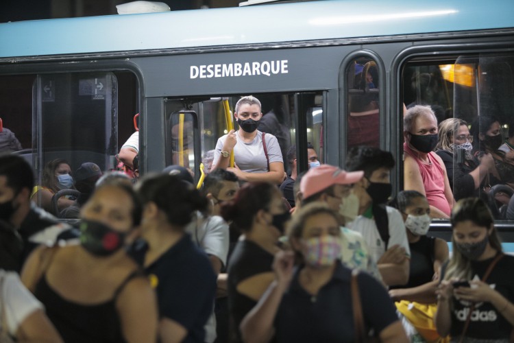 Horários diferenciados são tentativa de reduzir lotação nos ônibus