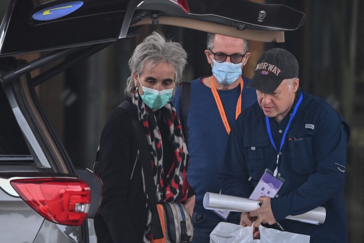 Os membros da equipe da OMS, Peter Daszak e Marion Koopmans são acompanhados por Peter Ben Embarek ao deixarem seu hotel em Wuhan