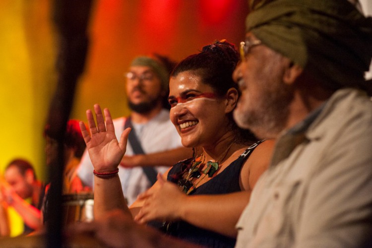 Catherine Furtado é doutora em Educação Brasileira, professora do curso de Música da Universidade Federal do Ceará (UFC), etnomusicóloga, baterista e percussionista