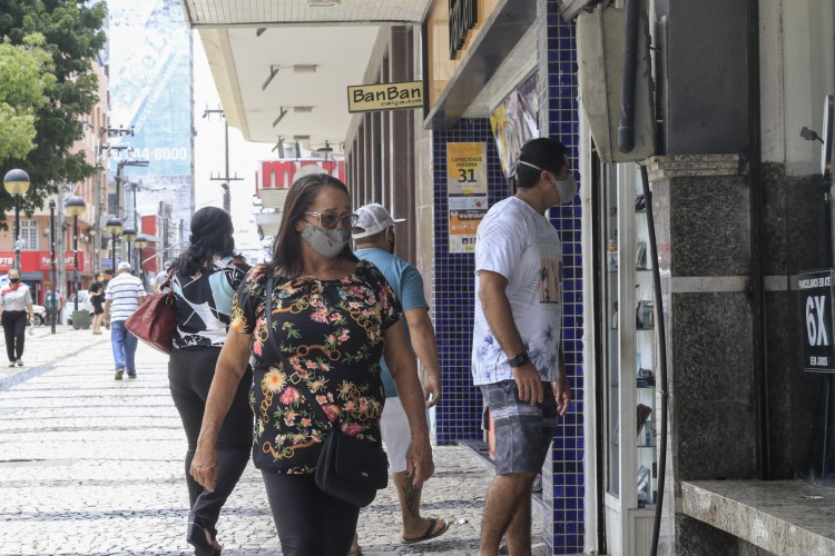 As lojas de rua, contudo, seguem com horário restrito de funcionamento e só podem abrir de 10h às 16h