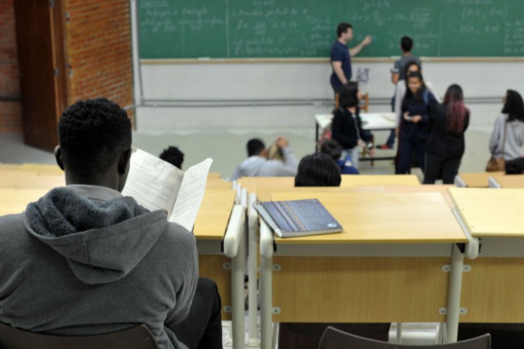 UnB foi a primeira universidade federal a adotar sistema de cotas raciais...UnB reserva vagas para negros desde o vestibular de 2004...Percentual de negros com diploma cresceu quase quatro vezes desde 2000, segundo IBGE