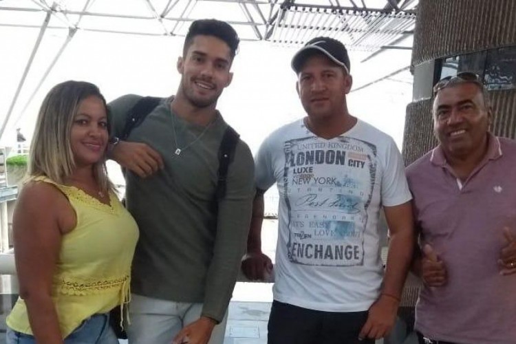 Ex-BBB Arcrebiano com mãe, tio e pai