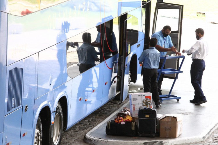 Movimentação na rodoviária antes da suspenção do transporte intermunicipal na véspera do Carnaval, de acordo com decreto estadual