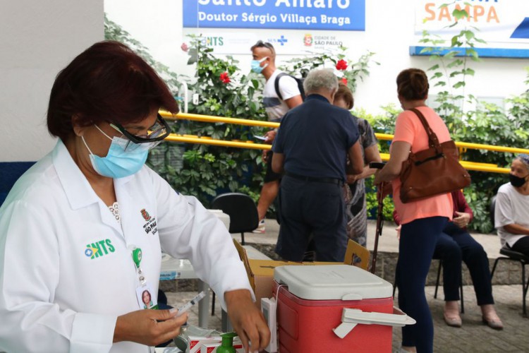 São Paulo - Início da vacinação contra covid-19 em pessoas acima de 90 anos na UBS Santo Amaro.