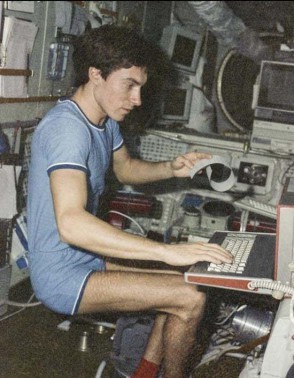  Sergei Krikalev na estação espacial Mir em 1991, onde ficou 312 dias