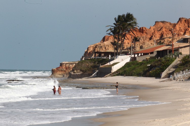 Movimentação na Praia de Morro Branco no fim de semana foi tranquila, com areias vazias e distanciamento social 
