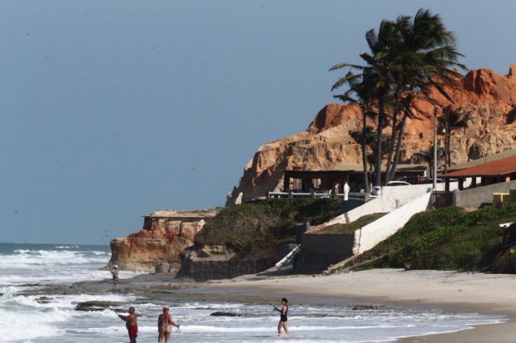 Viaturas da Polícia Militar atolaram na praia de Morro Branco, em Beberibe; veja vídeo