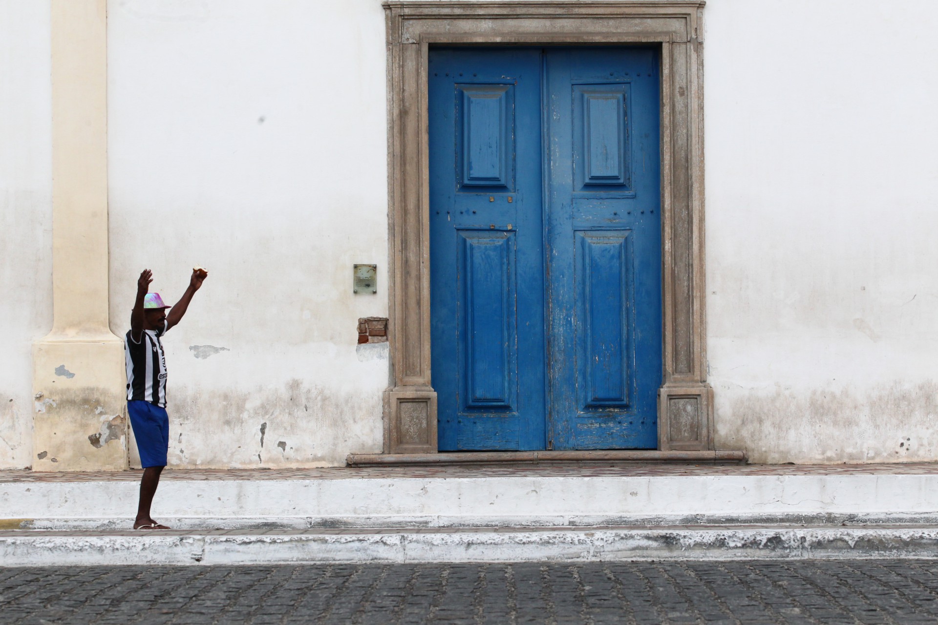 Folião brinca sozinho em Aracati. Saudade do Carnaval de forma solitária (Foto: Fabio Lima)