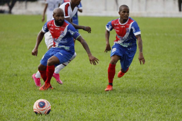 Jogadores disputam a bola no jogo Barbalha x Atlético Cearense, no estádio Inaldão, pelo Campeonato Cearense Série A