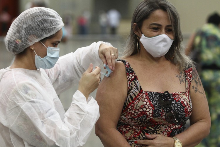 Fortaleza suspendeu aplicação de doses em novos pacientes até que chegue novo lote de vacinas ao Município.