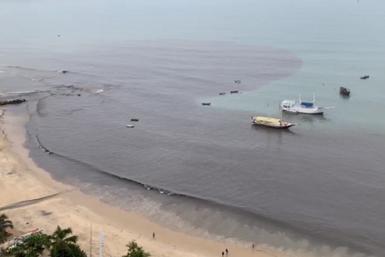 O final do córrego desemboca no mar da praia, e com as chuvas, a sujeira é levada diretamente para a água do litoral