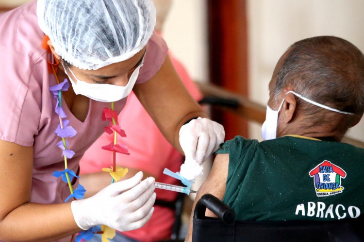 Os idosos do Lar Torres de Melo receberam a segunda dose de CoronaVac nesta terça 