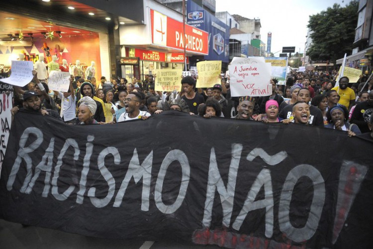 Rio de Janeiro - Em ato Contra o Genocídio da Juventude Negra, manifestantes protestam contra a morte de cinco jovens negros por PMs no último sábado (28), em Costa Barros, na zona norte (Tomaz Silva/Agência Brasil)