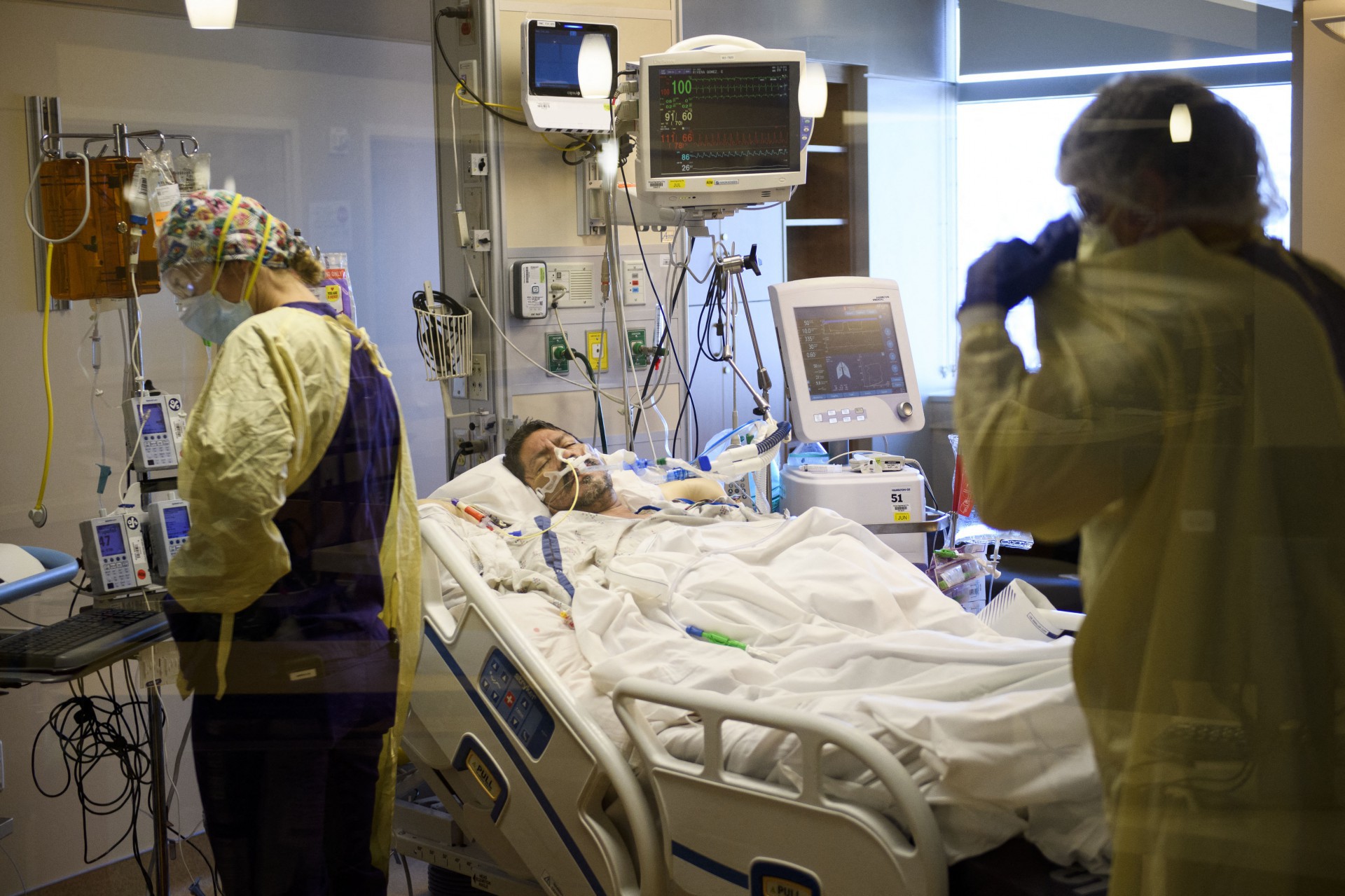 Intubação tem sido procedimento cada vez mais realizado na busca de manter a vida de pacientes com covid-19 (Foto: Reprodução/ AFP)