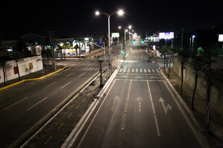 Capital tem registrado avenidas vazias após toque de recolher determinado pelo governo do estado. Na foto: avenida Washington Soares, no dia 20 de fevereiro.