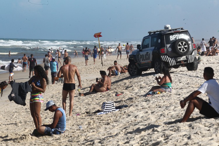 Polícia tem atuado para dispersar aglomerações em praias e espaços públicos, especialmente após fechamento determinado em decreto estadual.