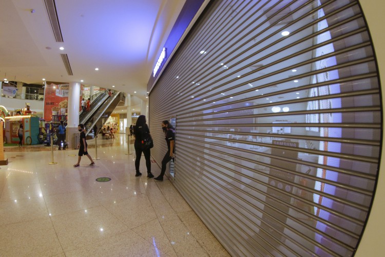 FORTALEZA, CE, BRASIL, 21.02.2021: Movimentação no shoppings e fechamento das lojas de acordo com o novo decreto. Rio Mar Fortaleza. (Foto: Thais Mesquita/OPOVO)