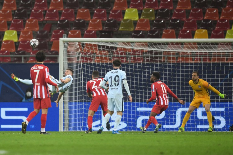 Com golaço de bicicleta, Giroud fez o gol do Chelsea que dá a vantagem diante do Atlético de Madrid