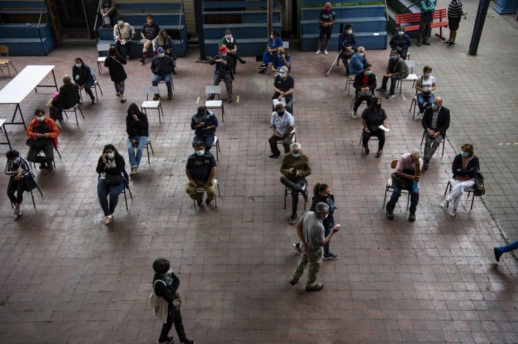 Professores aguardam a vez para receber uma dose da vacina contra a Covid-19 em Santiago(Foto: Martin BERNETTI / AFP)