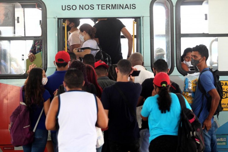 Mesmo em meio ao pico de casos de covid na pandemia, cenas de aglomerações continuavam sendo observadas, como no transporte público.
