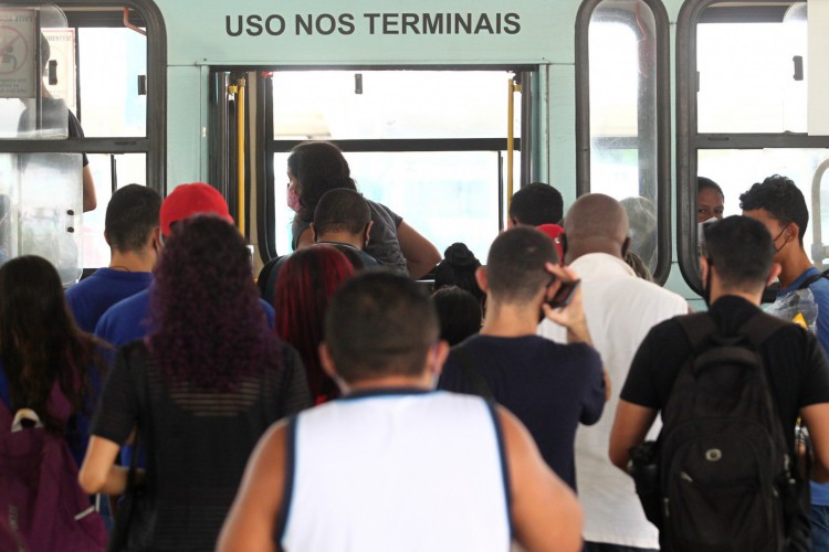 Principal alerta do MPCE se dá sobre as aglomerações nos terminais, pontos de ônibus e coletivos da Capital