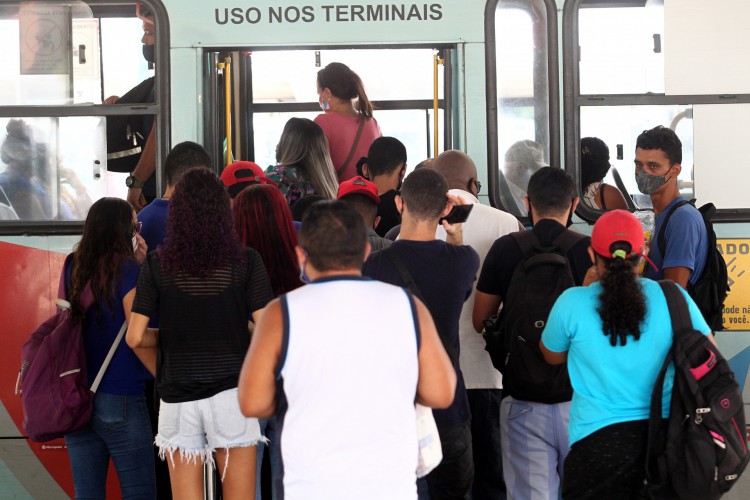 ￼Movimentação no terminal de ônibus de Messejana em 24 de fevereiro deste ano. 