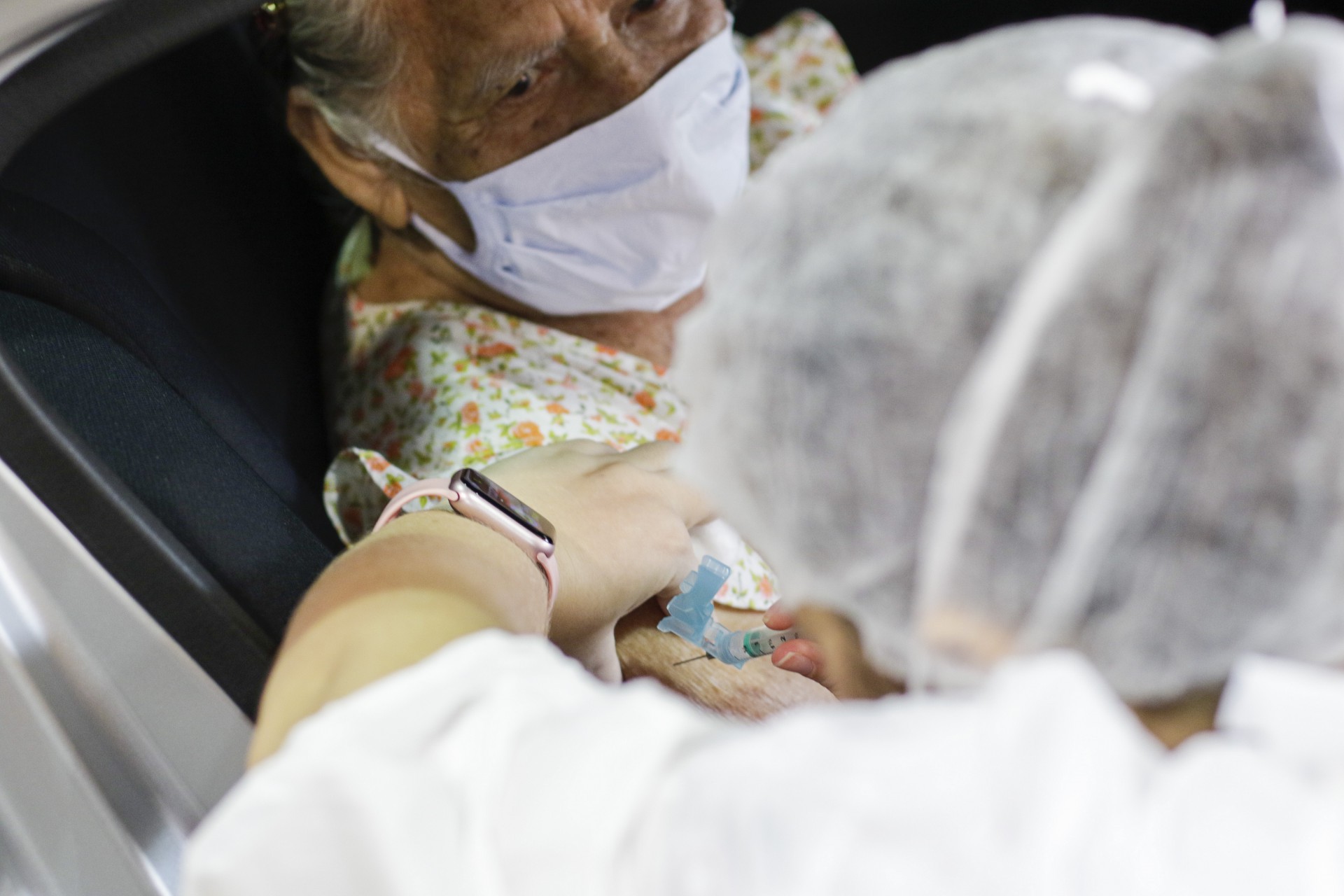 ￼ NO CEARÁ, 286.854 pessoas receberam a primeira dose de imunizante contra a Covid-19 e 94.077 receberam a segunda dose (Foto: Thais Mesquita)