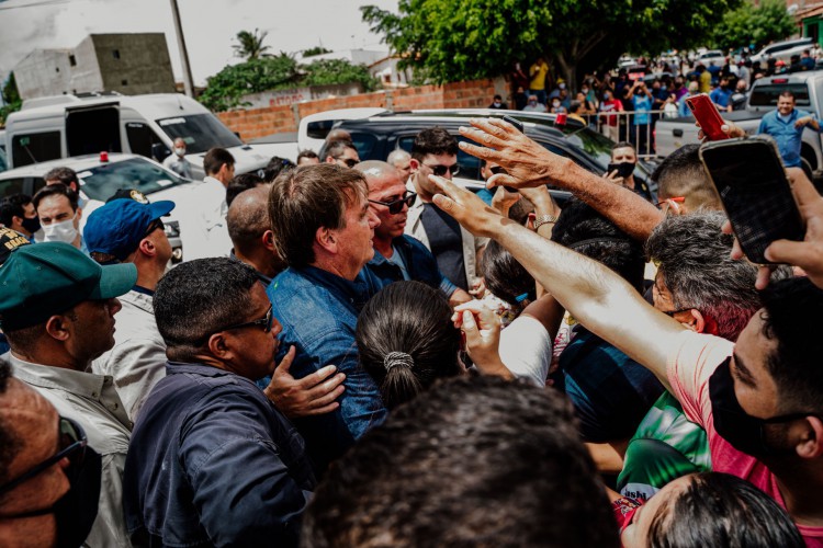 TIANGUÃ., CE, BRASIL, 26-02-2021:  Presidente Jair Bolsonaro causa aglomeraÃ§Ã£o em evento. O presidente Jair Bolsonaro participou de evento no municÃ­pio de TianguÃ¡ para assinatura da retomada e vistoria de obras viÃ¡rias no municÃ­pio. (Foto:JÃºlio Caesar / O Povo)