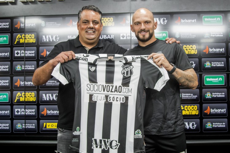 O executivo de futebol do Ceará Jorge Macedo apresentou meio-campista Marlon
