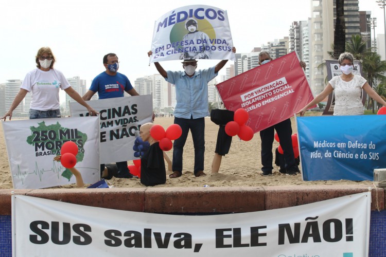 FORTALEZA,CE, BRASIL, 26.02.2021: Protesto de médicos do coletivo Rebento em homenagem aos 250 mil mortos por covid no Brasil. Praia de Iracema.  (Fotos: Fabio Lima/O POVO)