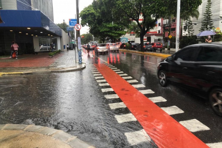 Avenida Heráclito Graça, no Centro de Fortaleza, na manhã desta segunda-feira, 1º de março de 2021, houve alagamentos