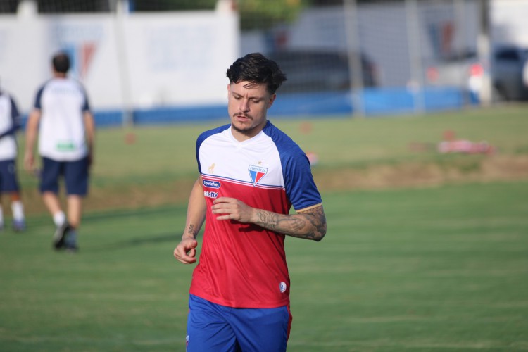 Meia Lucas Crispim corre em volta do campo em treino do Fortaleza no Centro de Excelência Alcides Santos, no Pici