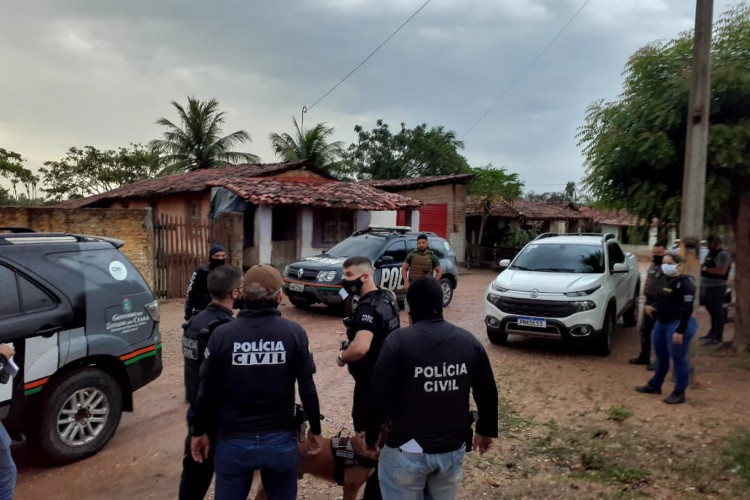 Primeira fase da operação foi executada por 60 policiais civis, divididos em 15 viaturas e com o apoio de um cão farejador.