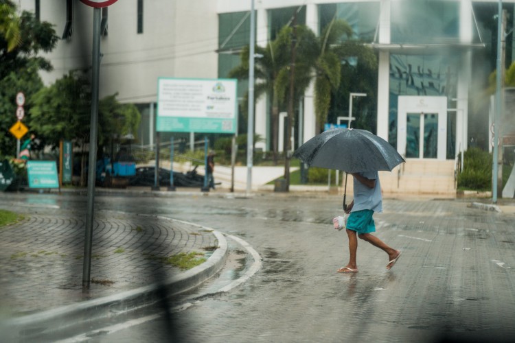 FORTALEZA, CE, BRASIL, 08-03-.2021: Em dia de chuva em Fortaleza parte da população que saiu de casa se protege com guarda-chuva. Praça portugal - Fortaleza.  ( Foto: Júlio Caesar/O POVO)