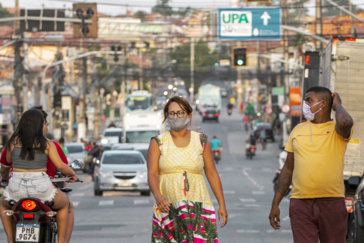 Movimentação de pessoas nas ruas do bairro Conjunto Ceará durante o decreto de lockdown em Fortaleza.