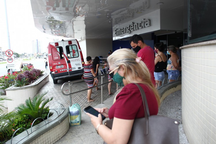 A plataforma da Sesa também aponta que, às 13h25min desta segunda, 28, 39 pacientes estavam na fila de espera por leitos no Estado. Na foto,  movimentação de pacientes chegando aos hospitais para tratamento de Covid-19