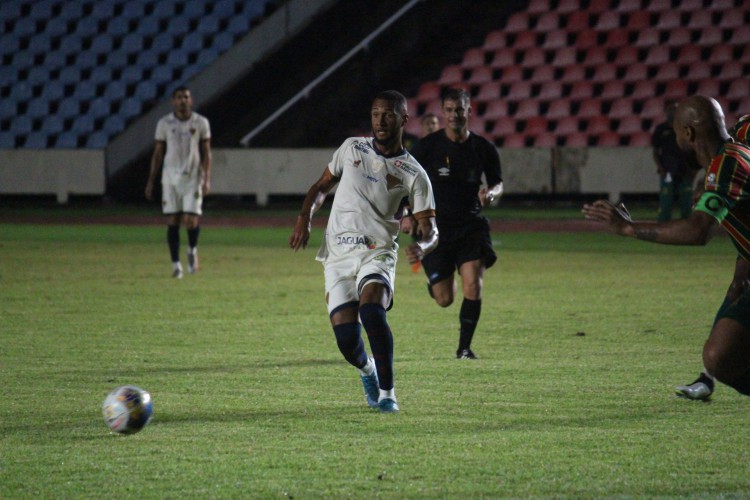 Atacante Gustavo Coutinho toca a bola no jogo Sampaio Corrêa x Fortaleza, no Castelão, em São Luís, pela Copa do Nordeste