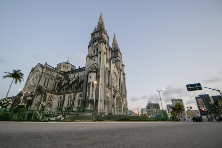 FORTALEZA, CE, BRASIL, 14.03.2021: Catedral da Se. Movimentação no Centro de fortaleza,  nas Proximidades da Catedral da Se de Fortaleza, em epoca de COVID-19. (Foto: Aurelio Alves/ Jornal O POVO)