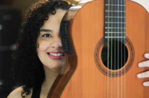 FORTALEZA, CE, 12-03-2021: Mona Mendes e cantora e musicista, tocando diversos instrumentos e tendo como generos de afinidade a MPB e o samba. Ela e uma dos musicos assistidos pelo SINDIMUCE pela oandemia. Henrique Jorge, Fortaleza. (BARBARA MOIRA/ O POVO)