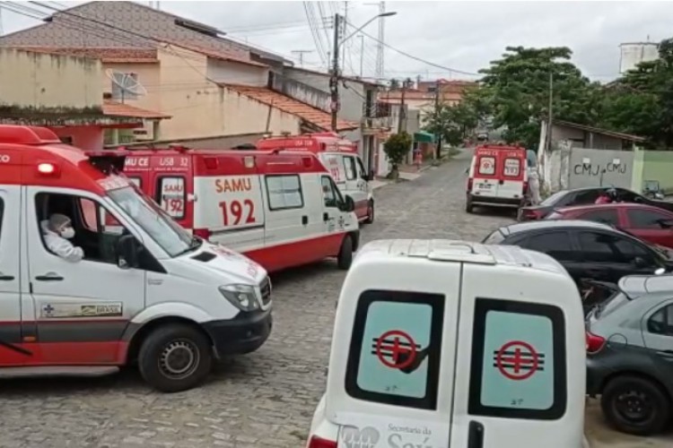 Ambulâncias fazem fila na frente do Hospital Municipal de Pacatuba.
.