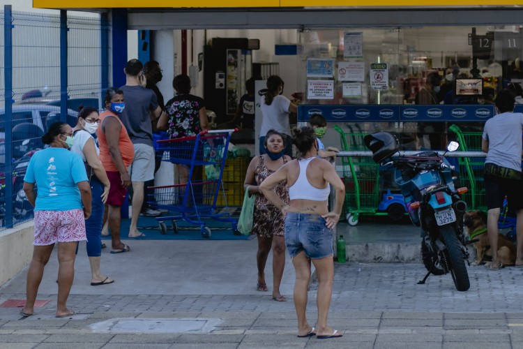 As aglomerações se formaram após circulação de boatos que os supermercados fechariam em nova determinação do Governo do Estado.