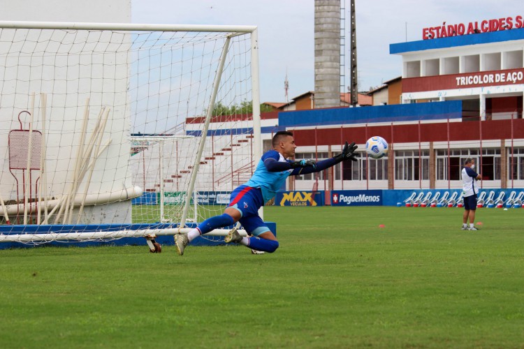 Goleiro Felipe Alves defende bola em treino do Fortaleza no Centro de Excelência Alcides Santos, no Pici