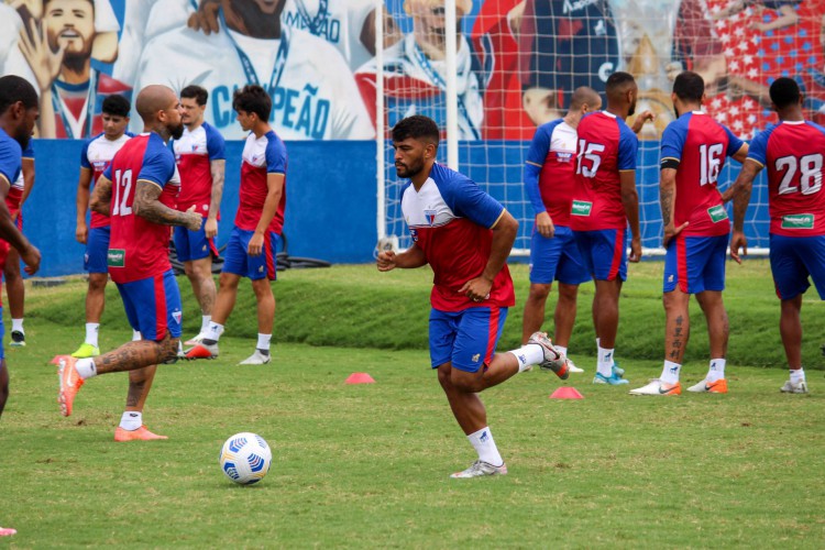 Volante Ronald em treino do Fortaleza no Centro de Excelência Alcides Santos, no Pici