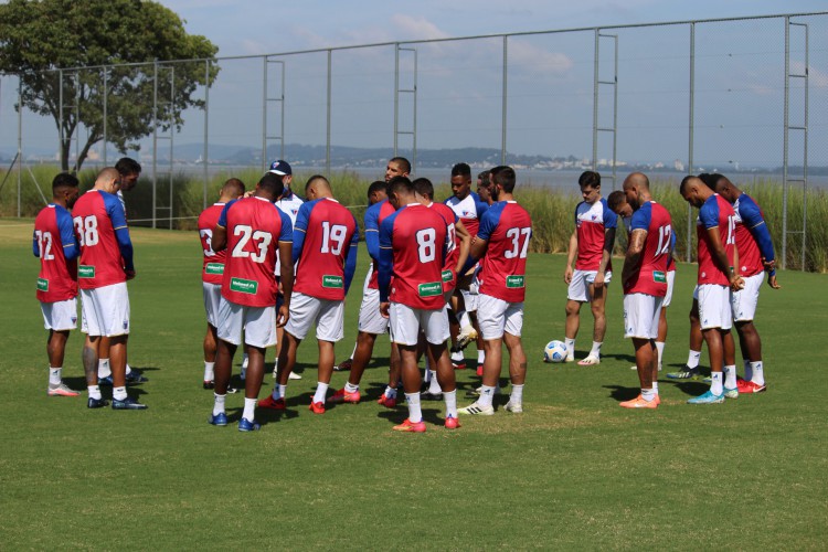 Jogadores reunidos em conversa com a comissão técnica em treino do Fortaleza no CT do Internacional, em Porto Alegre