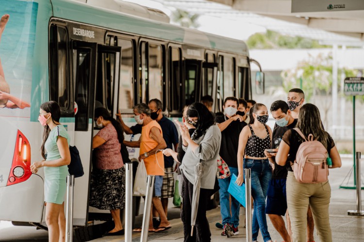 FORTALEZA, CE, BRASIL, 16-03-2021: Movimentação de usuários de transporte urbano no terminal do Papicu.