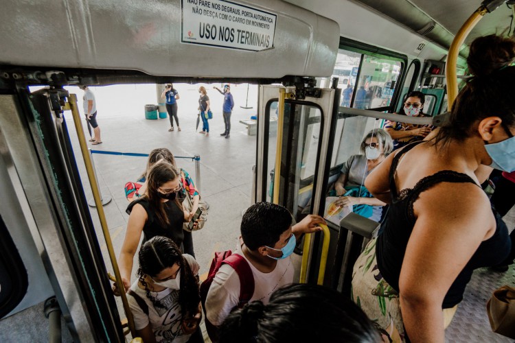 Sindiônibus calculou que apenas 58% da demanda pré-pandemia foi transportada no mês passado, enquanto a oferta do serviço correspondeu a 77%