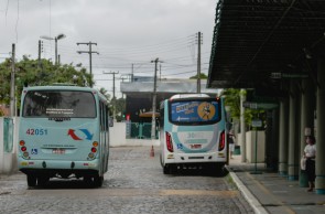 FORTALEZA, CE, BRASIL, 17.03.2021: Movimentação no terminal da Lagoa, com entrada e saida de onibus, em epoca de COVID-19. (Foto: Aurelio Alves/ Jornal O POVO)