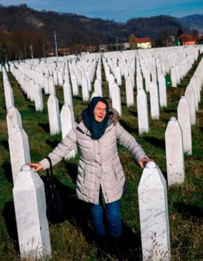 Cemitério Memorial no vilarejo muçulmano de Potocari, próximo a Srebrenica. Há 25 anos ocorria o maior massacre na Europa depois da Segunda Guerra. No vilarejo, leste da Bósnia-Herzegovina, forças sérvias assassinaram mais de 8 mil muçulmanos. Maioria dos criminosos nunca foi julgada.    