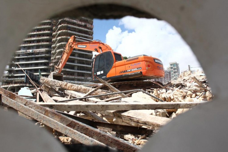 Casa da família Jereissati construída nos anos de 1930 foi demolida na manhã desta quinta-feira, 18