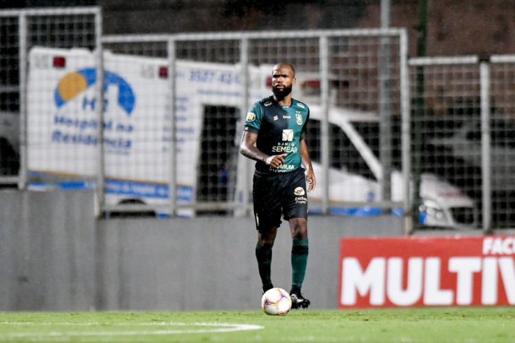 Zagueiro Messias no jogo América-MG x Vitória, na Arena Independência, pelo Campeonato Brasileiro Série B